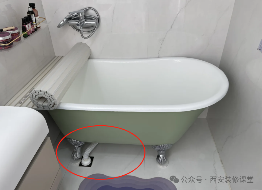 ：浴缸和淋浴隔断的“翻车”教训1218龙8国际头号玩家小卫生间的“大问题”(图1)