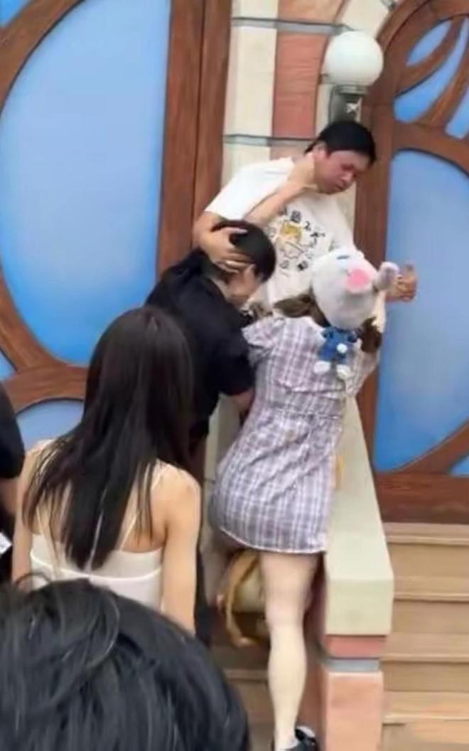 ！兔帽女是否打小孩成最大争议迪士尼情侣现身医院伤势成疑(图11)