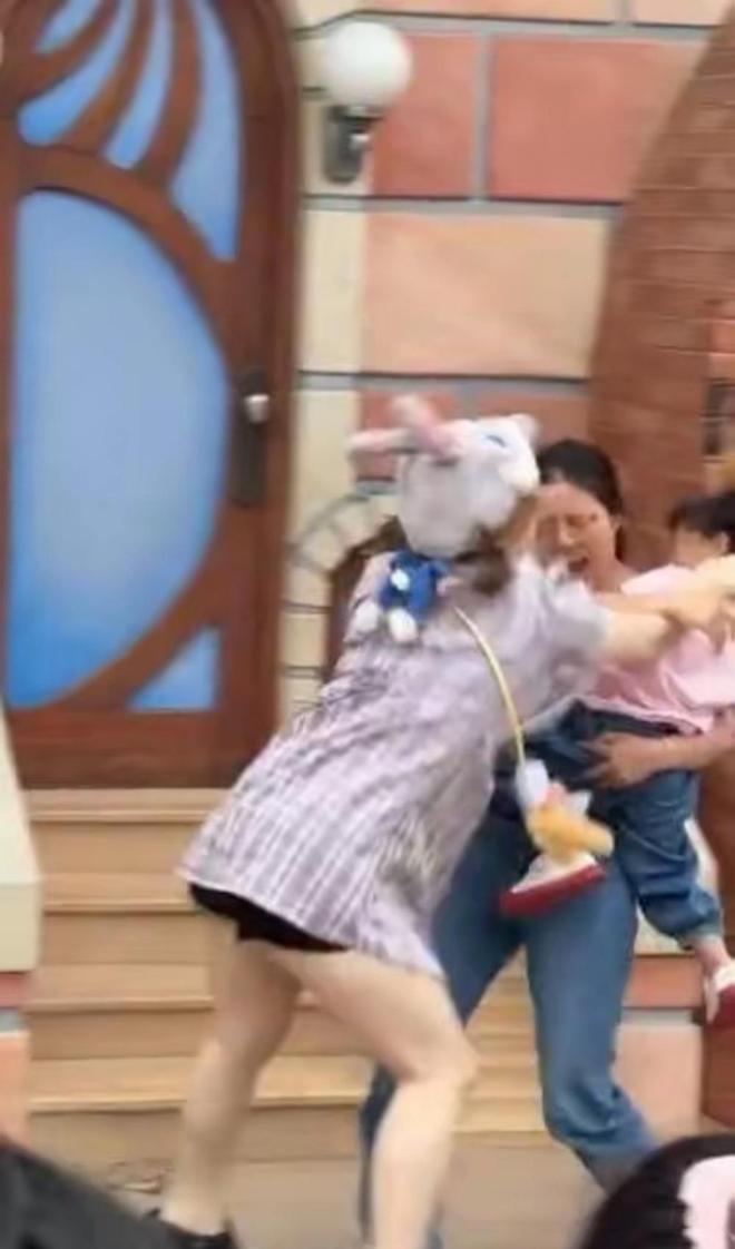 ！兔帽女是否打小孩成最大争议迪士尼情侣现身医院伤势成疑(图12)